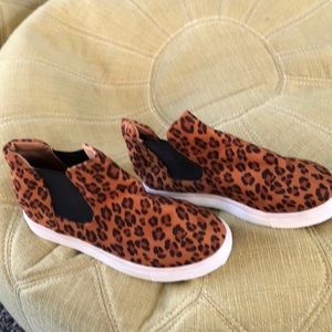 Leopard slip on